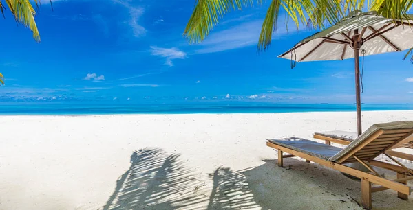 Όμορφη Παραλία Ομπρέλα Και Καρέκλες Στο Τροπικό Νησί — Φωτογραφία Αρχείου