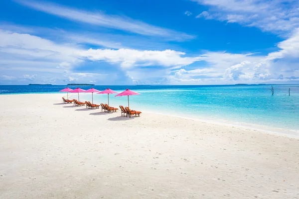 Schöner Tropischer Strand Mit Liegestühlen Und Sonnenschirmen — Stockfoto