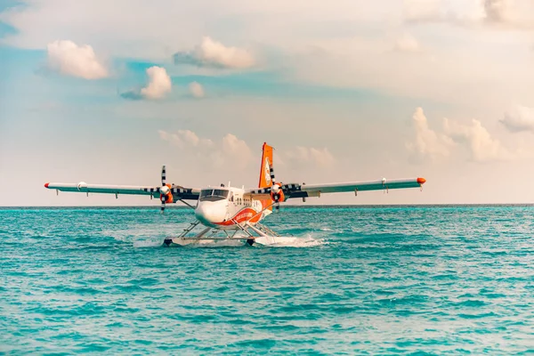 モルディブのアリ環礁 2019 モルディブの海の着陸に水上飛行機でエキゾチックなシーン モルディブの休暇や休暇のコンセプトの背景 涼しい夕日の写真 エキゾチックな輸送 水上飛行機としての航空会社 — ストック写真