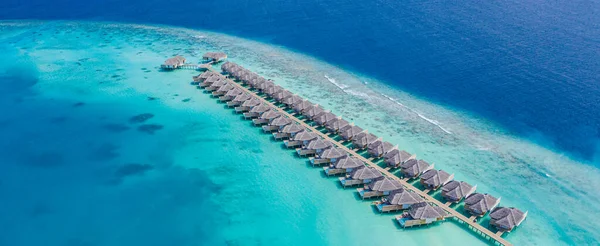 Maldivler Adasının Havadan Görünüşü Lüks Villaları Ahşap Iskele Güzel Okyanus — Stok fotoğraf