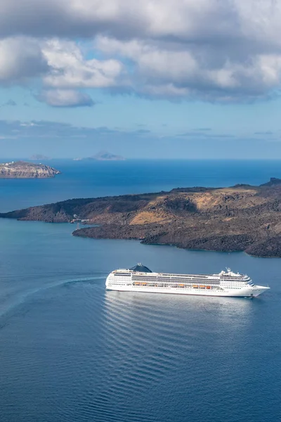 Gyönyörű Táj Kilátással Tengerre Hajózóhajó Tengernél Szigetek Közelében Santorini Sziget — Stock Fotó