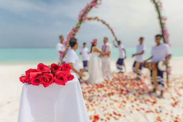 Мальдивы Азиатская Супружеская Пара Прополкой Аркой Цветочным Душем Разбросаны Вокруг — стоковое фото