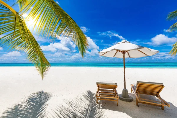 热带岛屿上美丽的海滩 有雨伞和椅子 — 图库照片
