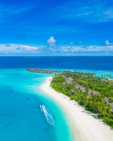 Пляж Пальмами Капризным Небом Концепция Летнего Отдыха Мальдивский Райский Пляж — стоковое фото