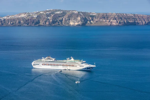 Gyönyörű Táj Kilátással Tengerre Hajózóhajó Tengernél Szigetek Közelében Santorini Sziget — Stock Fotó