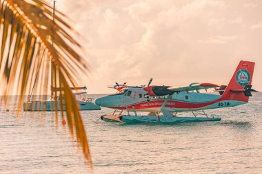05.19.2019 - Ari Atoll, Maldivler: Maldivler 'de Trans Maldivian Havayolları deniz uçağı ile egzotik bir sahne. Maldivler 'de tatil ya da tatil kavramı. Yaz tatili ulaşımı