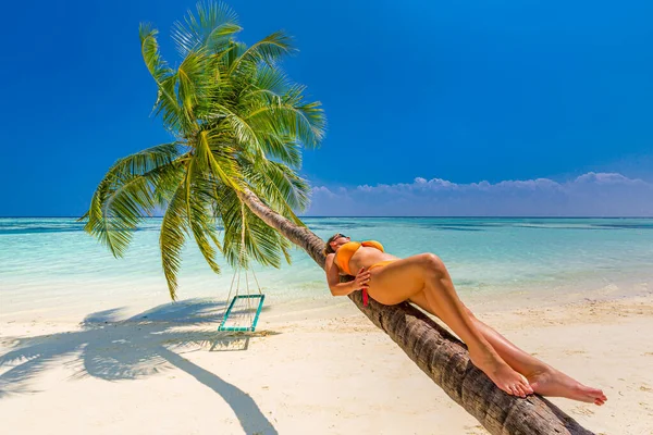 Bela Jovem Mulher Biquíni Praia Tropical — Fotografia de Stock