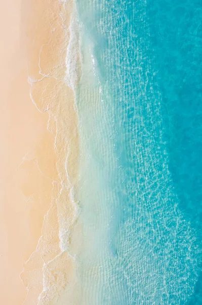 Yaz mevsimi deniz manzarası güzel dalgalar, güneşli bir günde mavi deniz suyu. İHA 'nın üst görüntüsü. Deniz manzarası, inanılmaz tropikal doğa arka planı. Su sıçratan dalgalar ve kumsal kum konseptiyle güzel, parlak deniz.