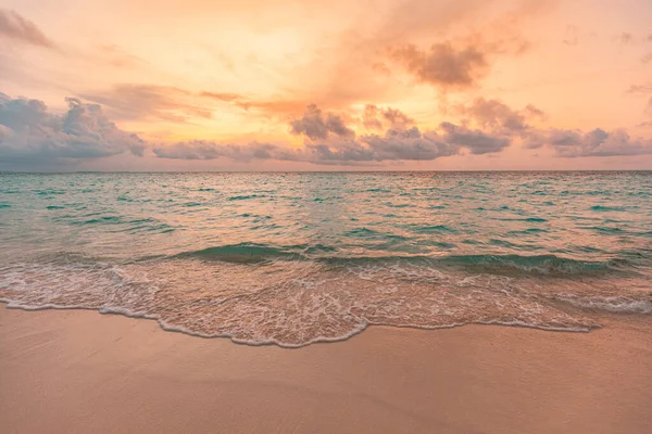 Vacker Tropisk Strand Med Havsvågor Och Solnedgång Himmel — Stockfoto