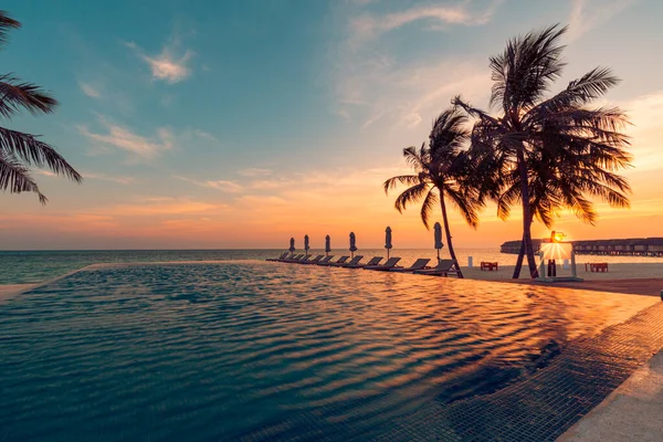 Hermosa Playa Tropical Mar Con Palmeras Puesta Sol Cielo — Foto de Stock