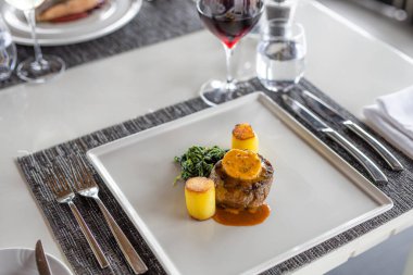 Beyaz tabakta soslu leziz ızgara et.