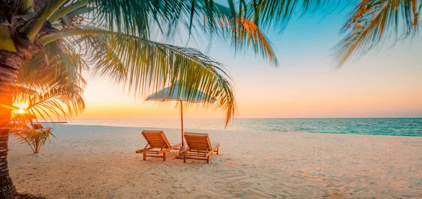 美丽的热带海滩 有雨伞和椅子在沙滩上 度假和旅行概念 — 图库照片
