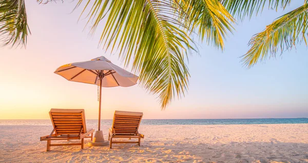 Mooi Tropisch Strand Met Parasol Stoelen Aan Zandkust Vakantie Reizen — Stockfoto