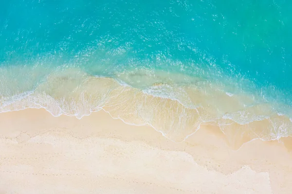 Turkuaz Suyu Beyaz Kumla Güzel Bir Deniz Manzarası — Stok fotoğraf