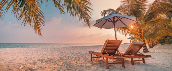 Mooi Tropisch Strand Met Parasol Stoelen Aan Zandkust Vakantie Reizen — Stockfoto