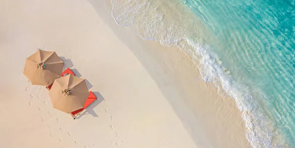 砂浜の傘や椅子は — ストック写真