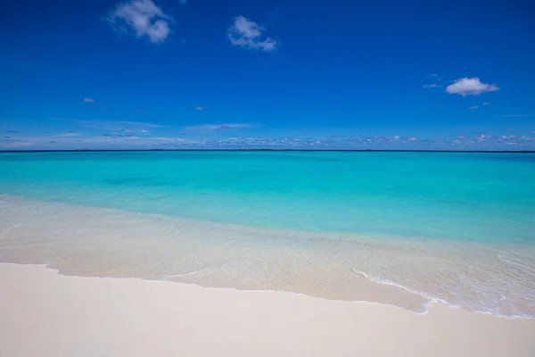 Beau Paysage Marin Avec Eau Turquoise Ciel Bleu — Photo