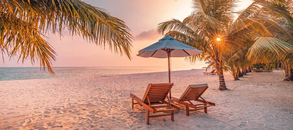 Vacker Tropisk Strand Med Paraply Och Stolar Sandkusten Semester Och — Stockfoto