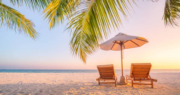 美丽的热带海滩 有雨伞和椅子在沙滩上 度假和旅行概念 — 图库照片