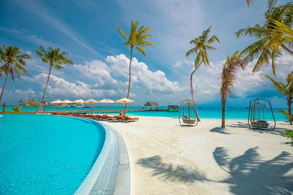 Hermosa Piscina Lujo Con Sombrillas Sillas — Foto de Stock