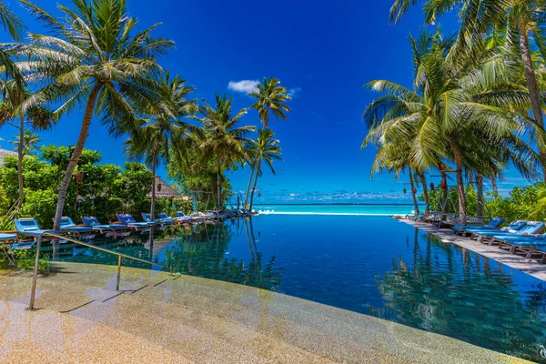 Hermosa Piscina Lujo Con Sillas — Foto de Stock