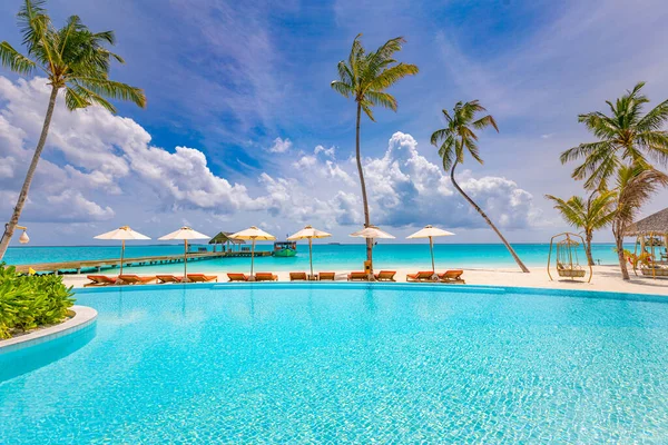 Schöner Luxus Pool Mit Sonnenschirmen Und Stühlen — Stockfoto
