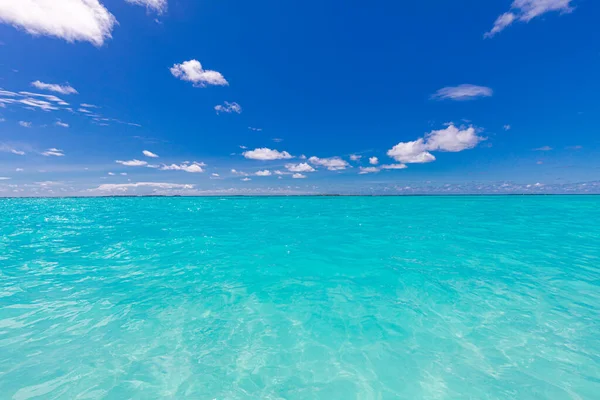 ターコイズブルーの水と青い空の美しい海 — ストック写真