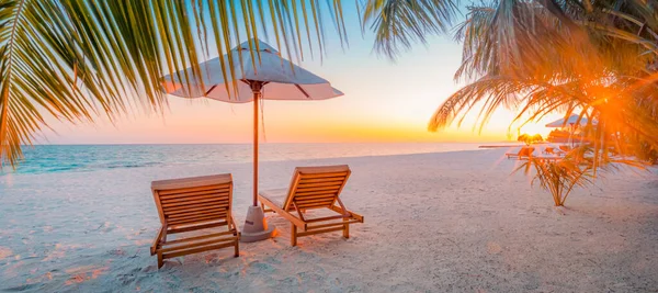 Mooi Tropisch Strand Met Parasol Stoelen Aan Zandkust Vakantie Reizen — Stockfoto