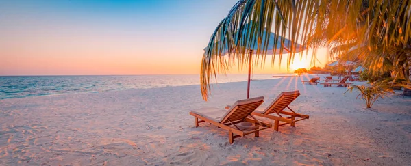 Bella Spiaggia Tropicale Con Ombrellone Sedie Sulla Costa Sabbiosa Vacanza — Foto Stock