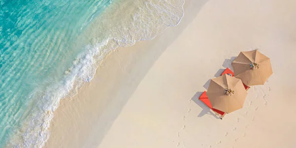 Ομπρέλες Και Καρέκλες Στην Αμμώδη Ακτή — Φωτογραφία Αρχείου