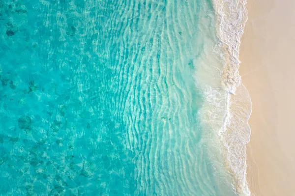 Turkuaz suyu ve beyaz kumla güzel bir deniz manzarası