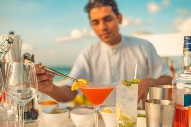 Gün boyunca açık deniz barında renkli kokteyller içen barmen..