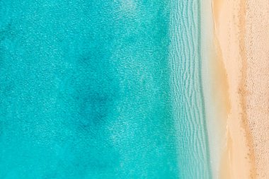 Temiz beyaz kum ve turkuaz suların havadan görünüşü.