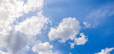 Parlak güneşli bir günde geniş bir sirokümülüs bulutu..