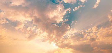 sirokümülüs bulutları parlak bir günbatımı ya da gün doğumu gökyüzünde.