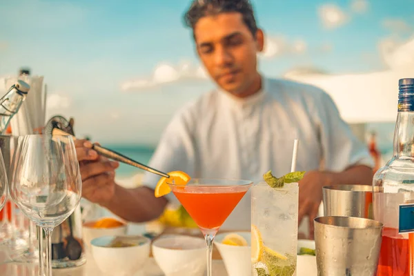 Gün boyunca açık deniz barında renkli kokteyller içen barmen..