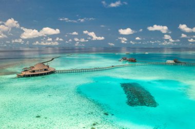 Su bungalovları ve turkuaz gölleri olan güzel bir tropikal tatil köyü., 