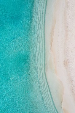 toz yumuşak beyaz kum kristal berrak, canlı turkuaz okyanus suyuyla kusursuz bir şekilde birleşir.