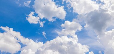 Altokümülüs bulutları çarpıcı, yüksek irtifada gökyüzü deseni oluşturur.