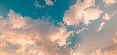 sirokümülüs bulutları parlak bir günbatımı ya da gün doğumu gökyüzünde.