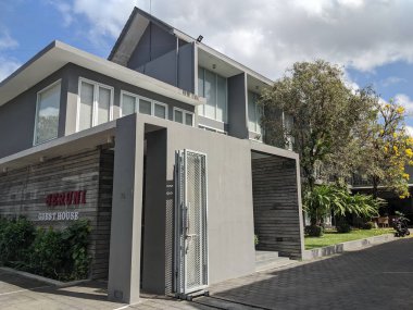 Denpasar, Endonezya - 1 Ekim 2019: Jalan Gunung Soputan, Denpasar 'da bir konuk evi.