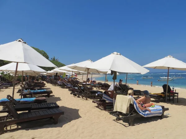 Badung Bali Indonesia Octubre 2019 Personas Tomando Sol Playa Bengiat — Foto de Stock