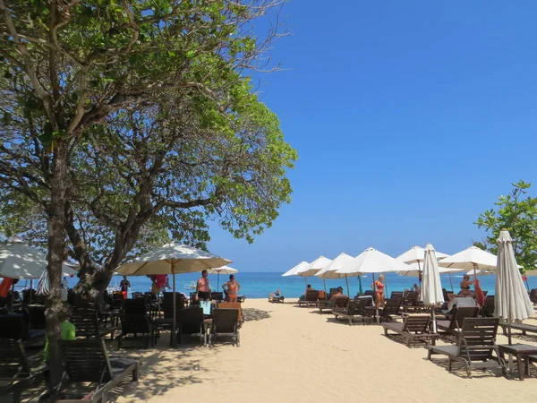 Badung Bali Indonesia Octubre 2019 Personas Tomando Sol Playa Bengiat — Foto de Stock