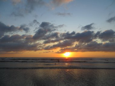 Badung Bali, Endonezya - 4 Ekim 2019: Kuta Sahili 'nde günbatımı saatinin arka planı.