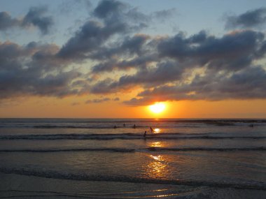 Badung Bali, Endonezya - 4 Ekim 2019: Kuta Sahili 'nde günbatımı saatinin arka planı.