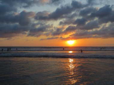 Badung Bali, Endonezya - 4 Ekim 2019: Kuta Sahili 'nde günbatımı saatinin arka planı.