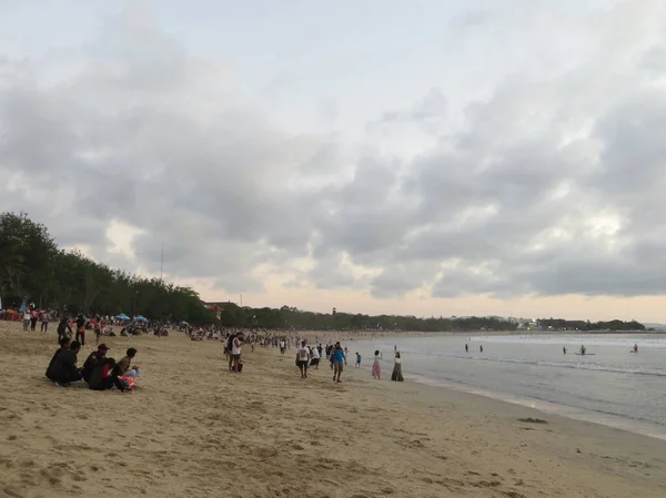 Badung Bali Indonezja Października 2019 Ludzie Spędzający Czas Plaży Kuta — Zdjęcie stockowe