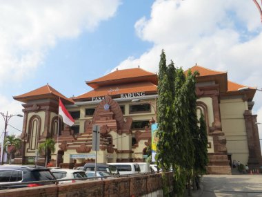 Denpasar, Endonezya - 5 Ekim 2019: Pasar Badung 'un (Badung Pazarı) Denpasar şehrinin dışı.