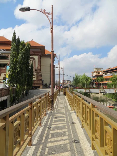 Denpasar Indonezja Października 2019 Most Dla Pieszych Przez Tukad Badung — Zdjęcie stockowe