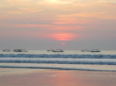 Badung Bali, Endonezya - 17 Ekim 2019: Kuta Sahili 'nde gün batımı anın arka planı.